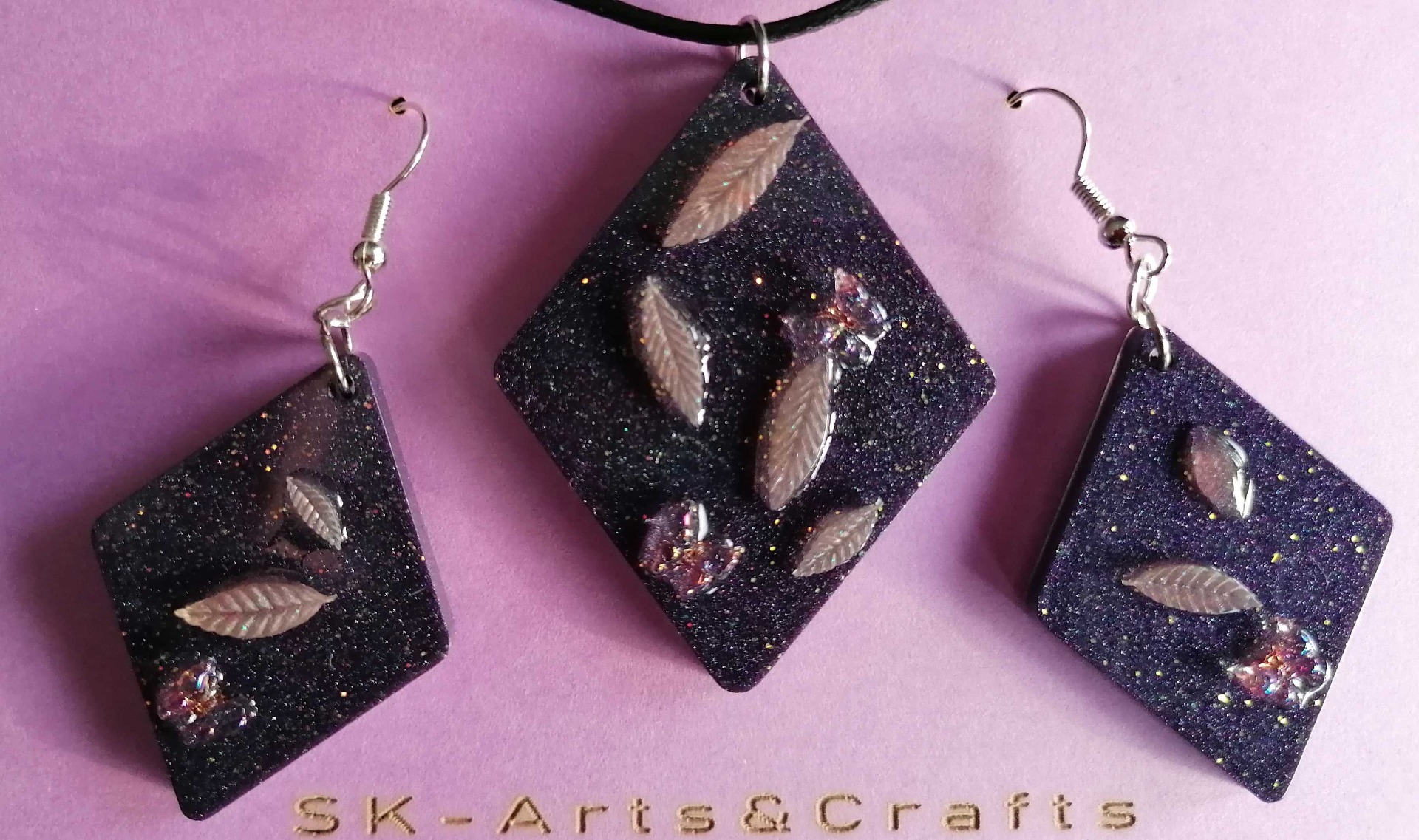 Viehätys, 25€ (sis. korvakorut, kaulakoru)