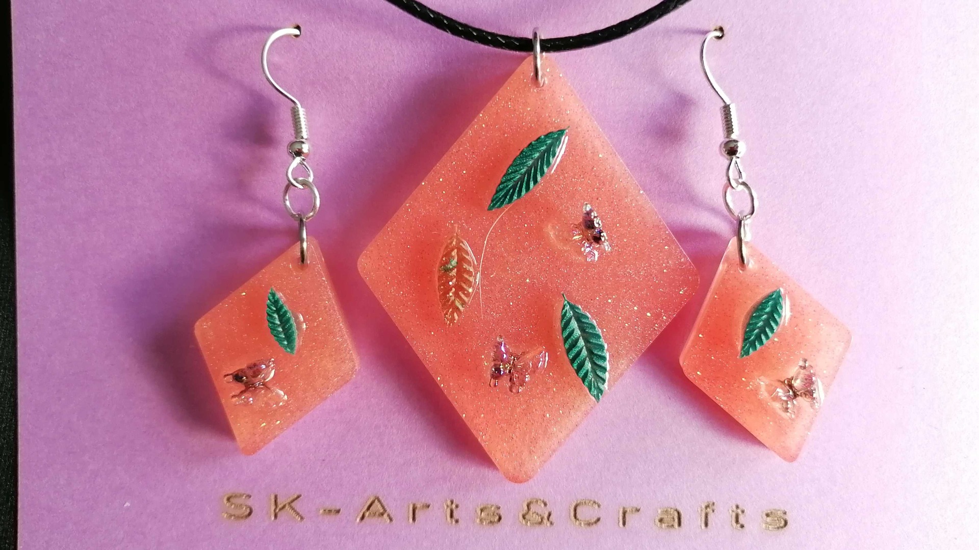 Ihanuus, 25€ (sis. korvakorut, kaulakoru)