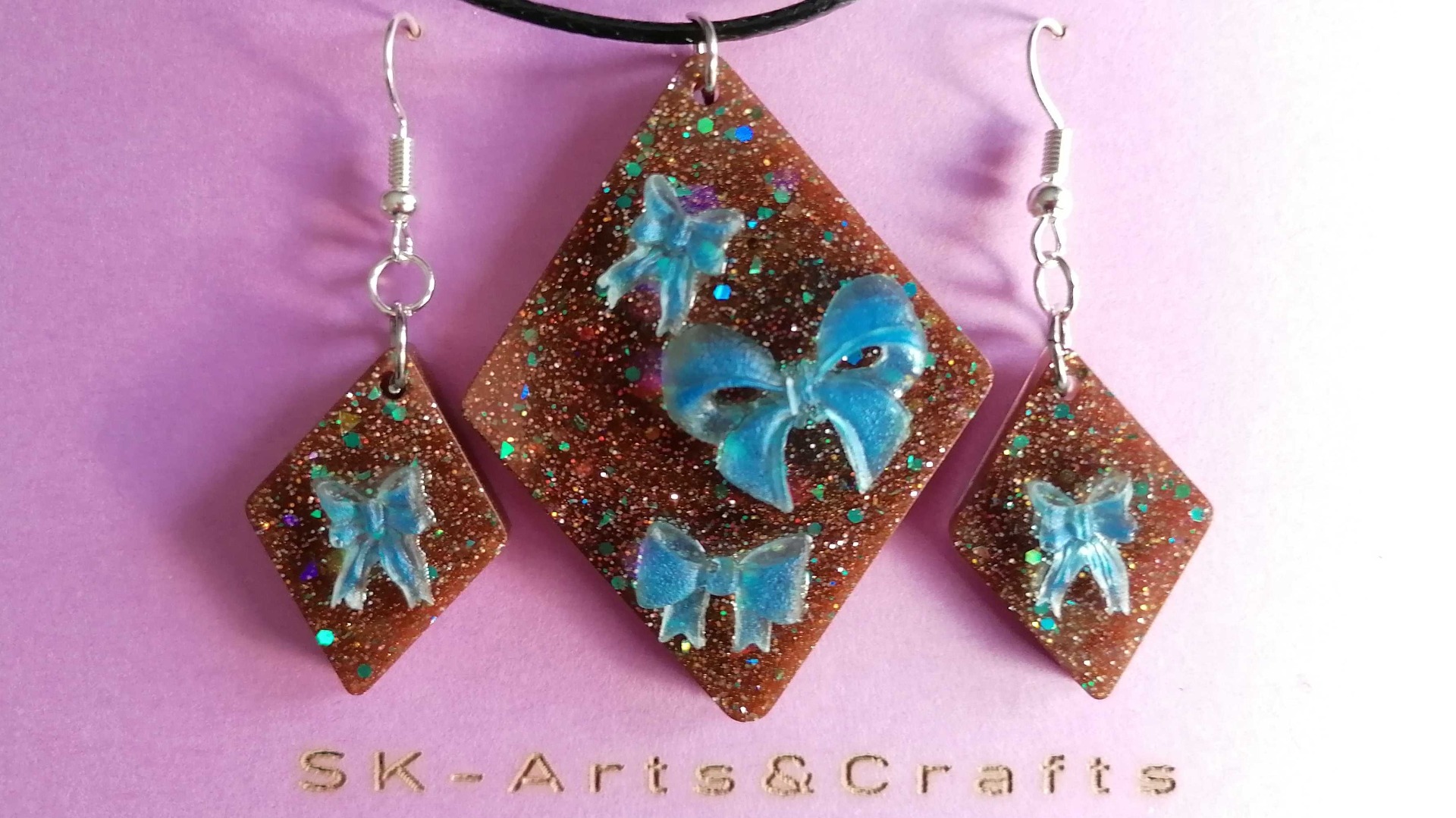 Tenho, 25€ (sis. korvakorut, kaulakoru)