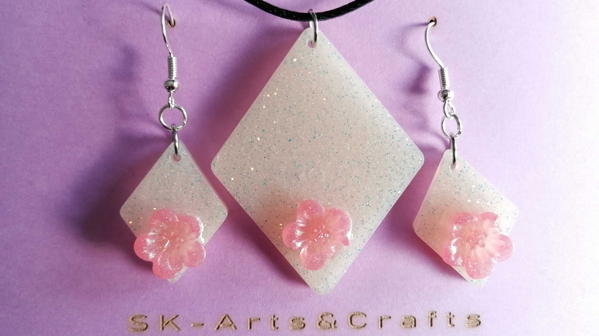 Sievä, 25€ (sis. korvakorut, kaulakoru)