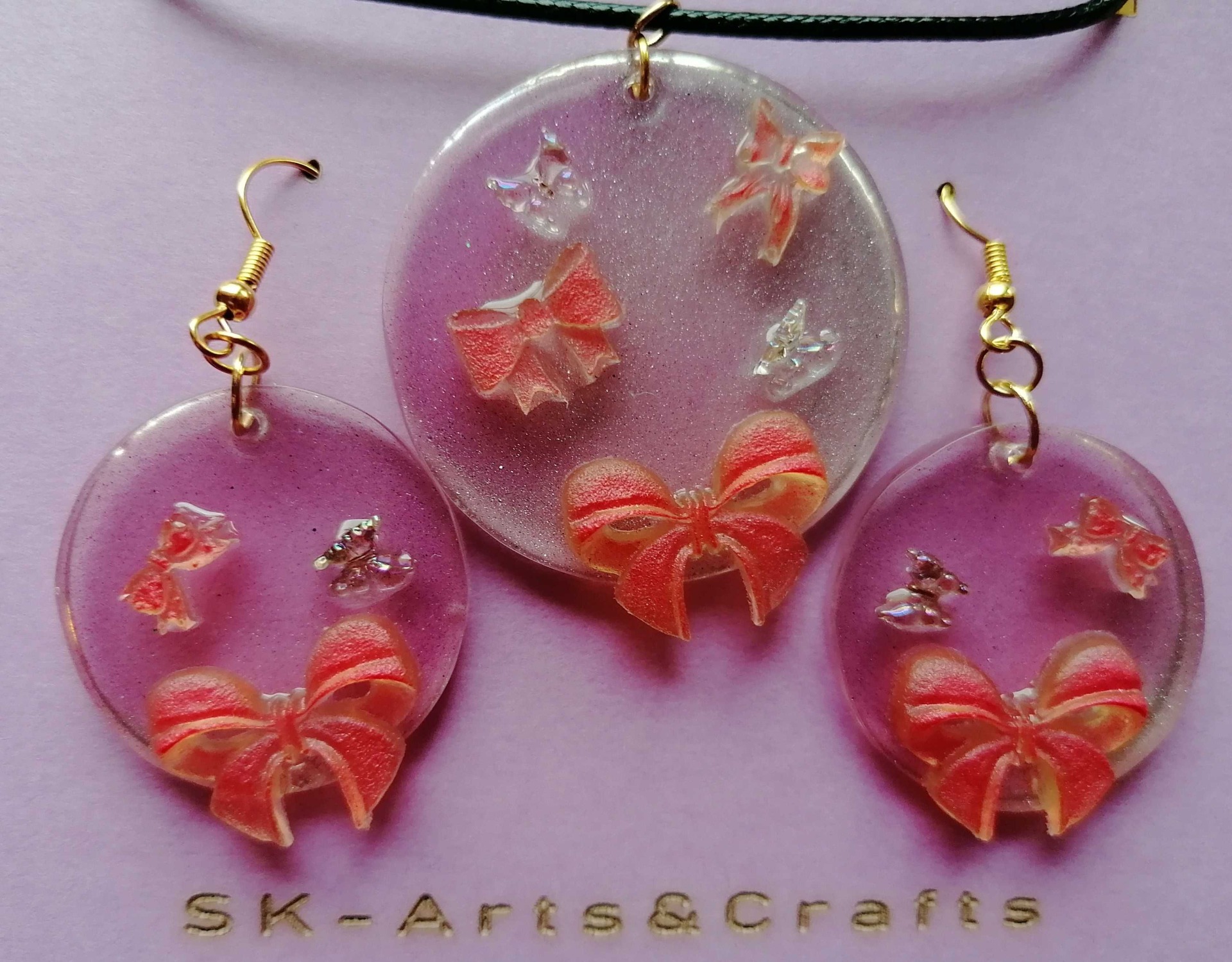 Hohde, 25€ (sis. korvakorut, kaulakoru)