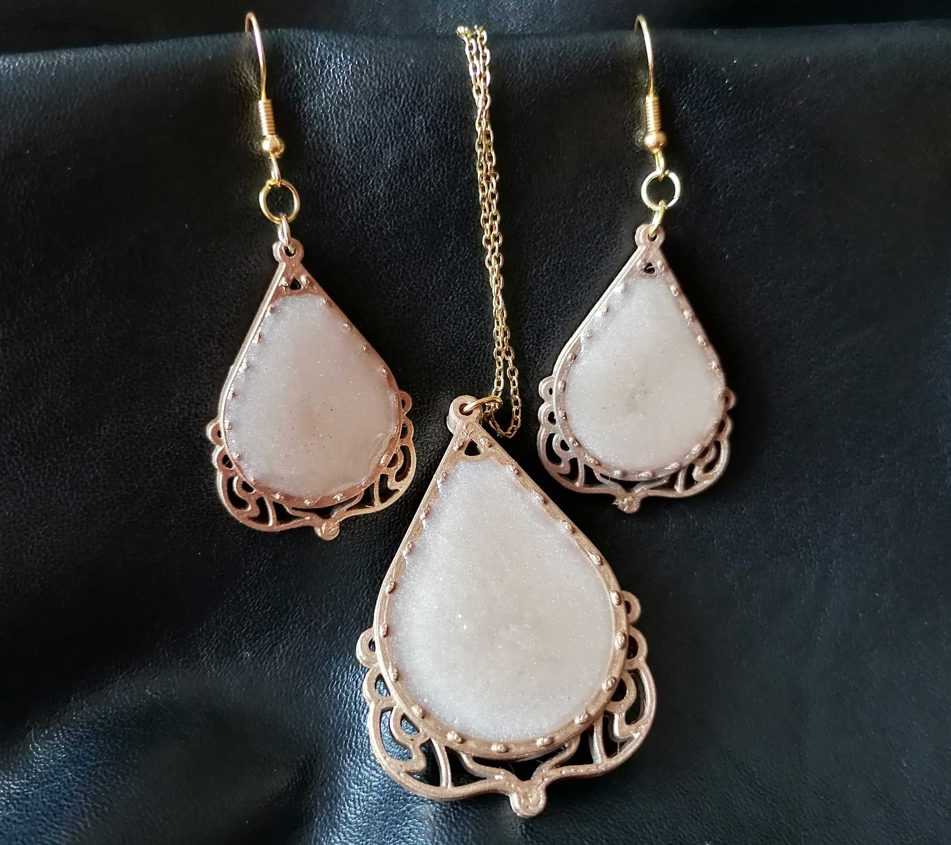 Marie, 45€ (sis korvakorut, kaulakoru)