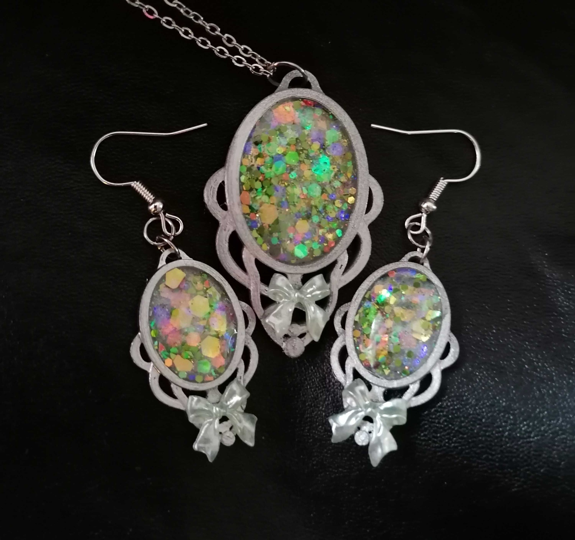 Constance, 45€ (sis. korvakorut, kaulakoru)