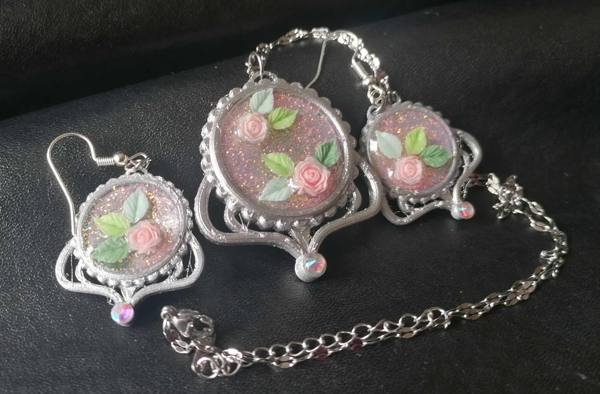 Lumivalko, 55€ + toimitus (sis. korvakorut, kaulakoru)