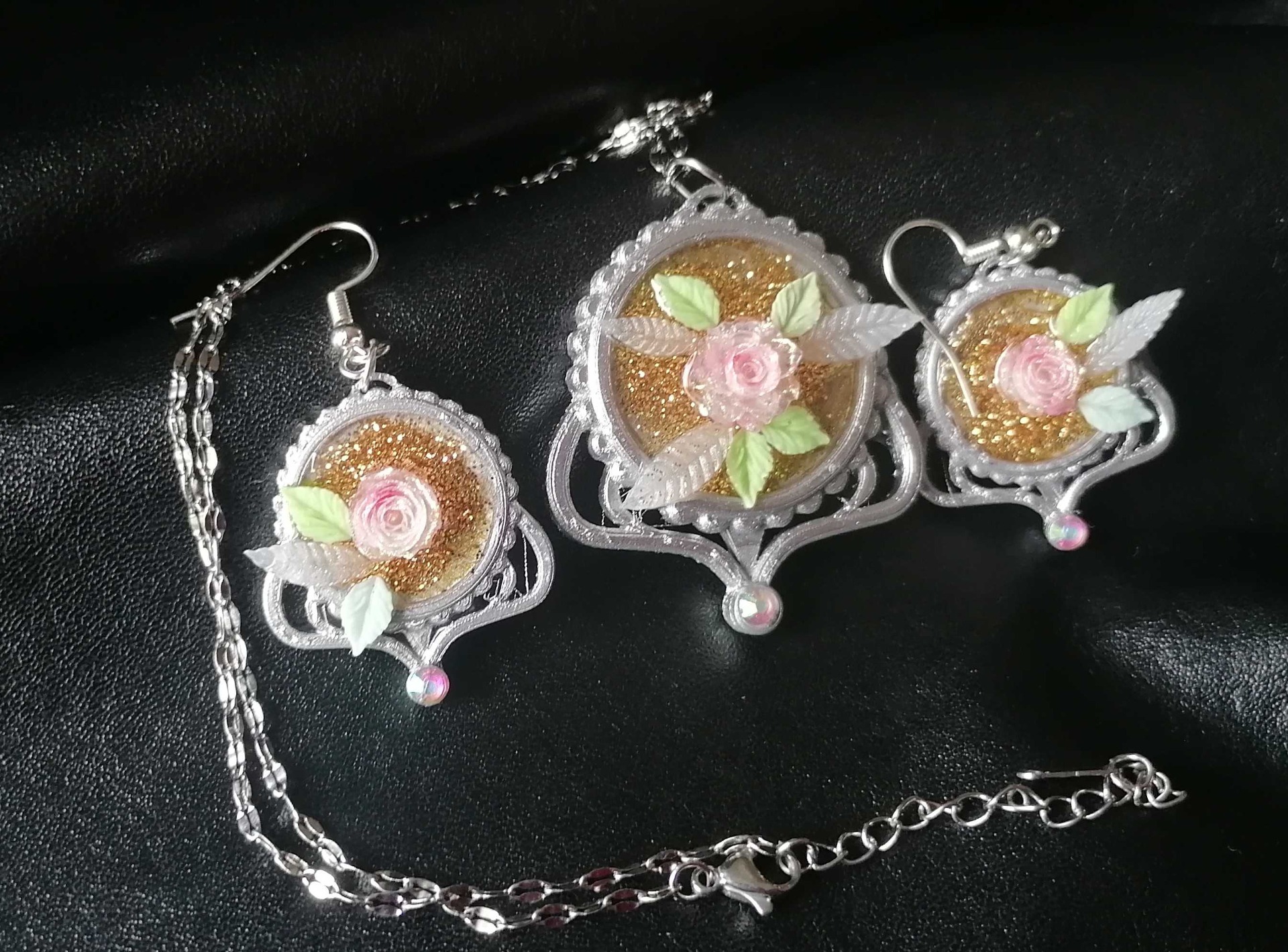 Ruusunpuna, 55€ + toimitus (sis. korvakorut, kaulakoru)